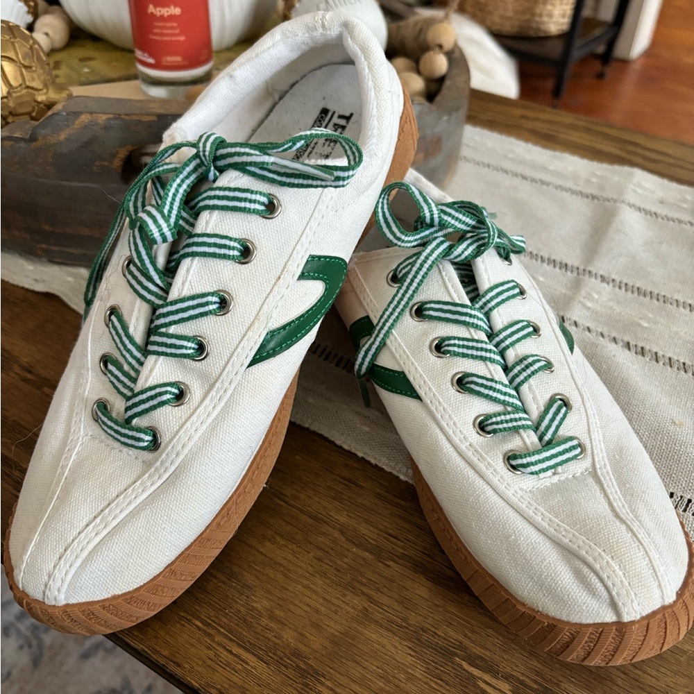 Tretorn tennis shoe size 8 1/2